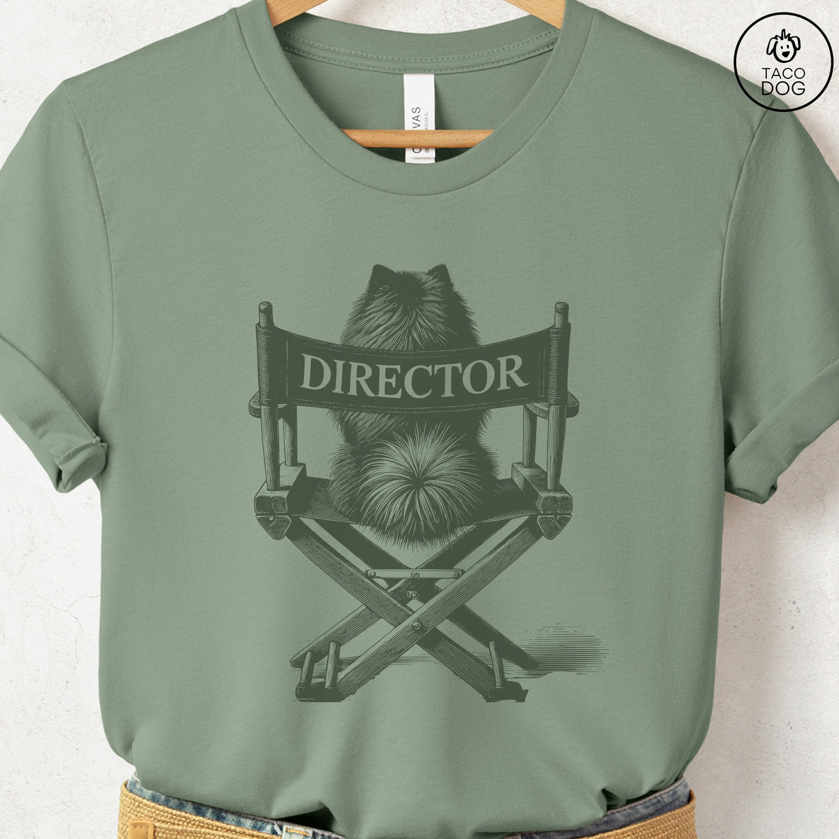 Pomeranian Director Chair T-Shirt, design close-up