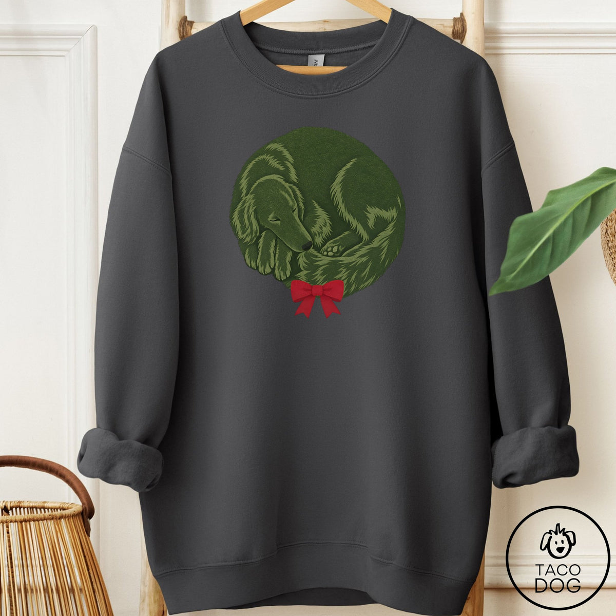 Flat-Coated Retriever Wreath Sweatshirt Charcoal Taco-Dog