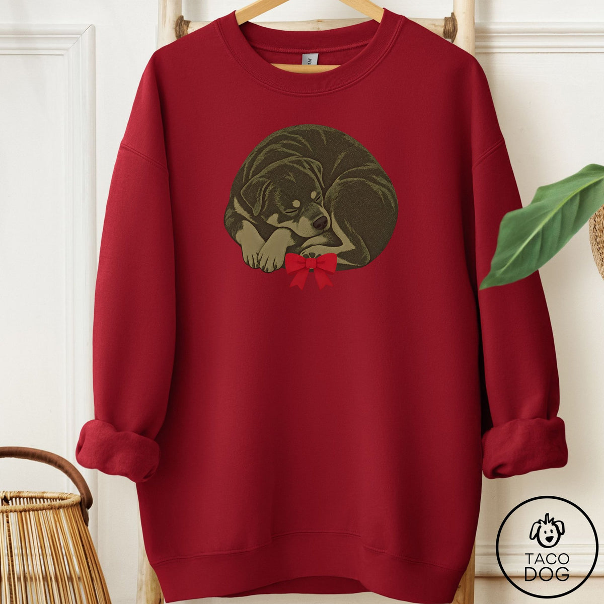 Rottweiler Wreath Sweatshirt Garnet Taco-Dog